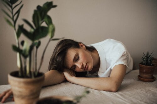 oververmoeide vrouw