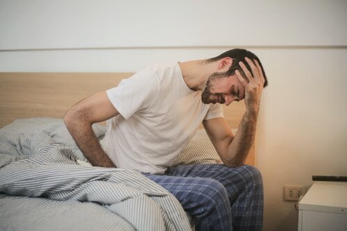 oververmoeide man op bed