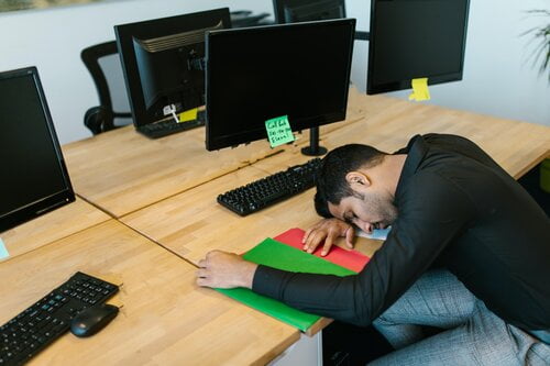 slapende man op kantoor