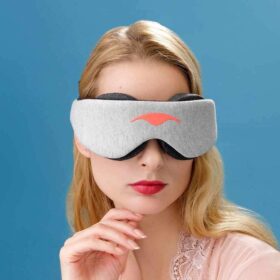 vrouw met slaapmasker op