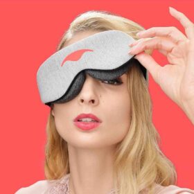 vrouw met manta slaapmasker