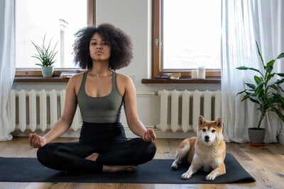 vrouw yoga zittend